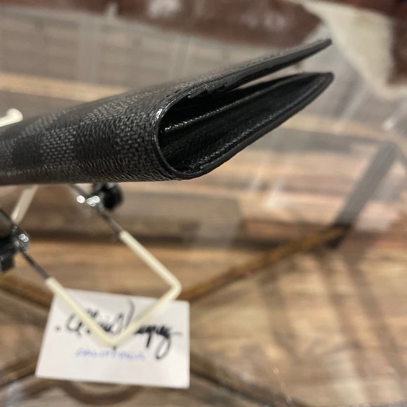 Louis Vuitton - Picture 8 of 12